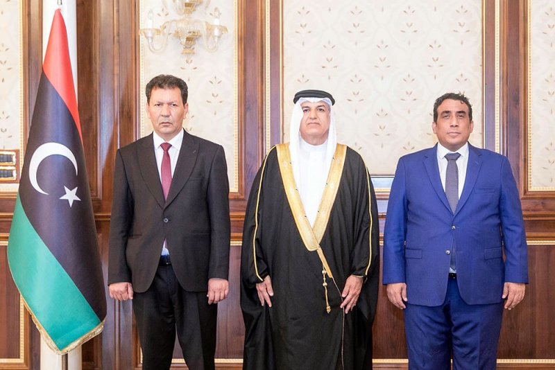 سفير البحرين في تونس يقدم نسخة من أوراق اعتماده سفيرًا لدى ليبيا