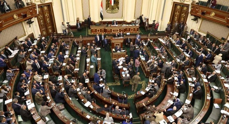 مصر.. البرلمان يوافق مبدئيا على قانون فصل "موظفي الإخوان"