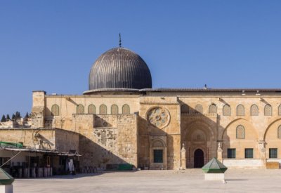 عشرات المستوطنين يقتحمون المسجد الأقصى بحماية الشرطة