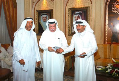 محافظ وأهالي محافظة المحرق ينعون الراحل أحمد بن سالمين