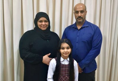 الأم تتخرج بنسبة 97.3% من نظام المنازل وتحفز ابنتها على التفوق