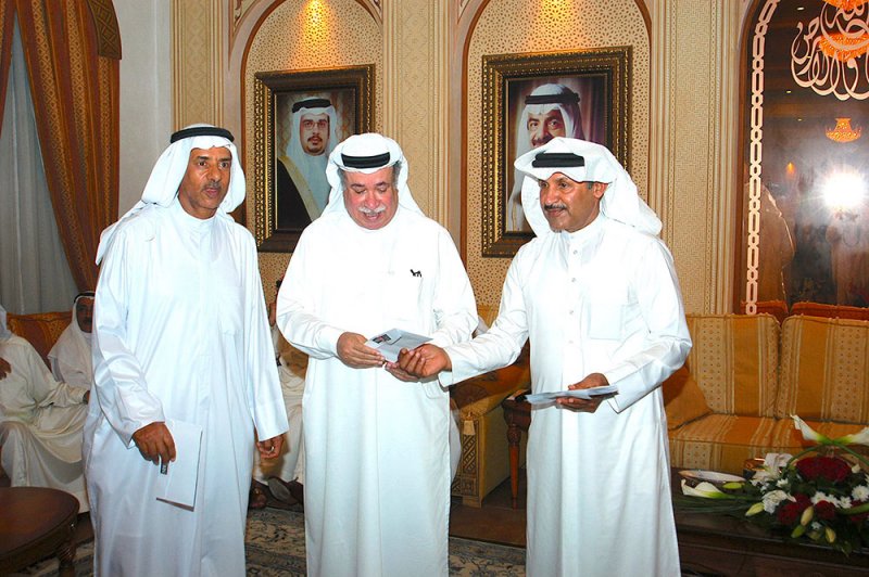 محافظ وأهالي محافظة المحرق ينعون الراحل أحمد بن سالمين