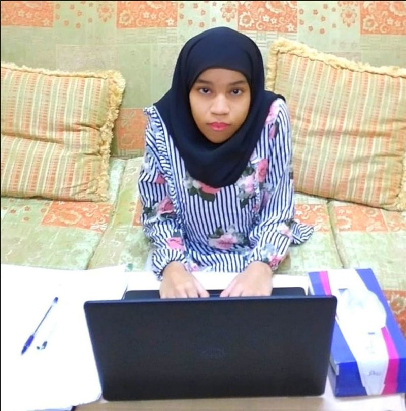 "ندى" تتحدي ظروفها الصحية وتتخرج من الثانوية بامتياز