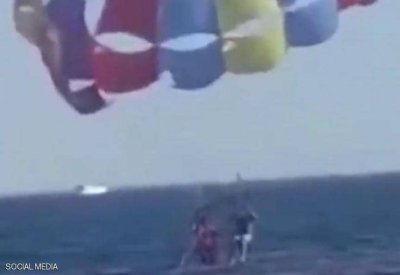 على طريقة الرسوم المتحركة.. فيديو لقرش يستقبل مظليا في البحر