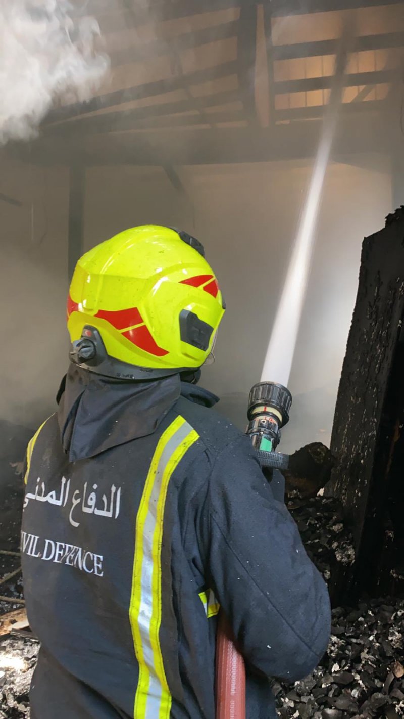 بالصور: "الدفاع المدني": إخماد حريق اندلع بمحل بيع أثاث في منطقة توبلي.. وهذه التفاصيل