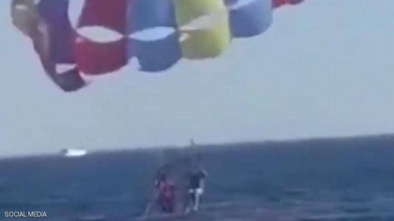 على طريقة الرسوم المتحركة.. فيديو لقرش يستقبل مظليا في البحر