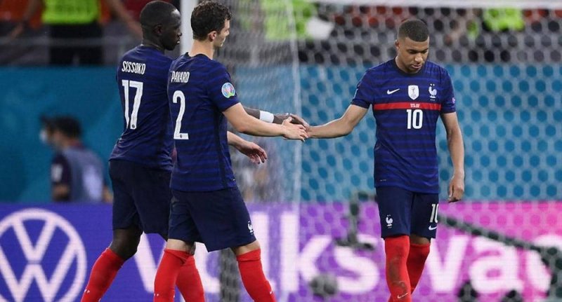 إهانات شخصية وعائلية.. ماذا وراء خروج "الديوك" من يورو 2020؟