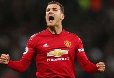 لاعب مانشستر يونايتد يفتح ذراعيه لريال مدريد