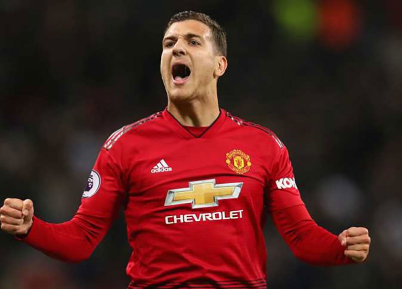 لاعب مانشستر يونايتد يفتح ذراعيه لريال مدريد
