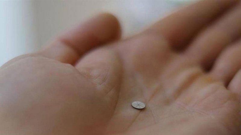 "سماعات لاصقة".. تتجاوز "التقليدية" وتحل مشكلات السمع