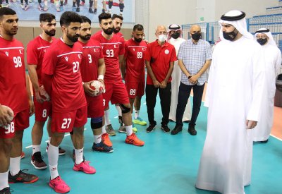 سمو الشيخ عيسى بن علي يتابع استعدادات منتخب اليد للأولمبياد