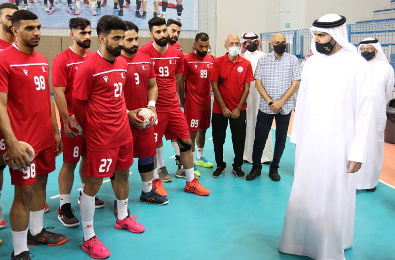سمو الشيخ عيسى بن علي يتابع استعدادات منتخب اليد للأولمبياد