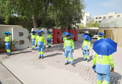 البلدية الجنوبية بالتعاون مع المجلس البلدي والمبادرات التطوعية توزع المرحلة الأولى من مظلات الحماية من الشمس على  عمالها