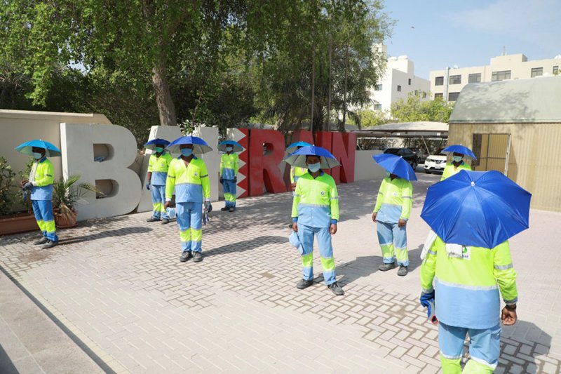 البلدية الجنوبية بالتعاون مع المجلس البلدي والمبادرات التطوعية توزع المرحلة الأولى من مظلات الحماية من الشمس على  عمالها