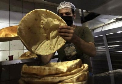 ارتفاع جديد بسعر الخبز في لبنان.. ومحتجون غاضبون في الشارع