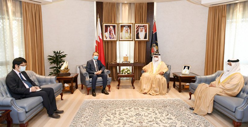 وزير الداخلية يبحث مع السفير الصيني عدداً من الموضوعات ذات الاهتمام المشترك