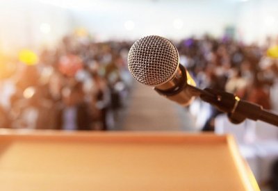 تخلص من خوفك عند التحدث أمام الناس.. على طريقة هاوكينز