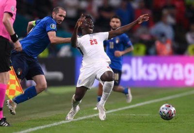 بسبب صورة.. الآلاف يطالبون بإعادة نهائي اليورو