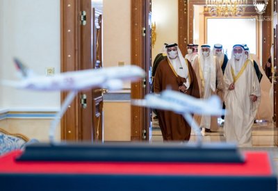 سمو ولي العهد رئيس مجلس الوزراء يستقبل وزير الصناعة والتجارة رئيس مجلس إدارة طيران الخليج