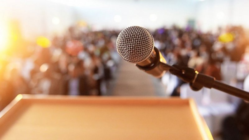تخلص من خوفك عند التحدث أمام الناس.. على طريقة هاوكينز