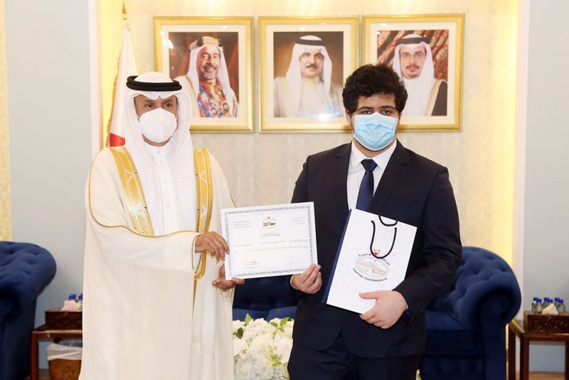 محافظ العاصمة يكرّم الطلبة والطالبات المتفوقين من خريجي الثانوية بمدارس المحافظة