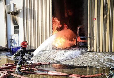 بالصور: الدفاع المدني يكثف جهوده لإخماد حريق في مصنع بمدينة سلمان الصناعية