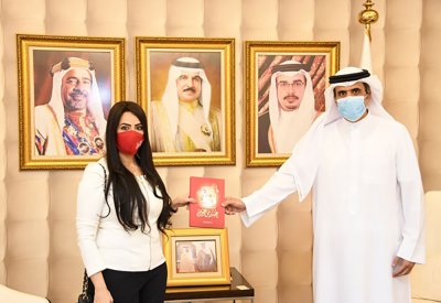 وزير الإعلام يتسلم نسخة من كتاب (النهج الوطني في خطابات حمد بن عيسى) للدكتورة لولوة بودلامة