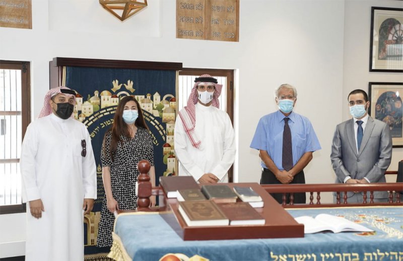 سفير البحرين المعين لدى دولة إسرائيل يقوم بزيارة للكنيس اليهودي "بيت الوصايا العشر"