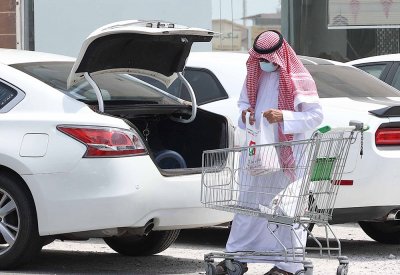 بالصور: الغالبية لم يخلعوا الكمامات بالأماكن الخارجية في أول الأيام الخضراء