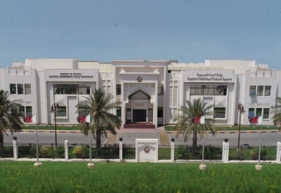 القبض على شخص قام بسرقة وحدات أجهزة التكييف وبطاريات المولدات الكهربائية من عربات الأطعمة المتنقلة