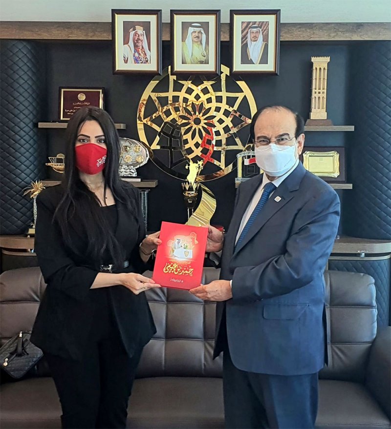 رئيس هيئة الطاقة المستدامة يتسلم نسخة من كتاب "النهج الوطني في خطابات حمد بن عيسى"