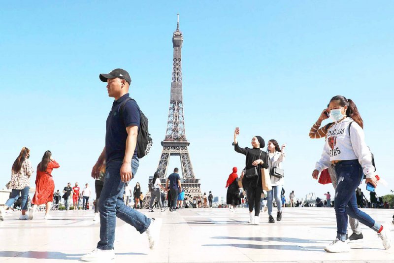 بعد إغلاق دام 8 أشهر.. برج إيفل يستقبل الزوار من جديد