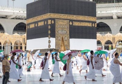 الحجاج يبدأون طواف القدوم وسط إجراءات احترازية