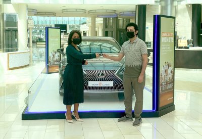 محمود أحمد يفوز بسيارة فاخرة (لكزس ES 350) في أولى سحوبات المتسوقين يمجمع السيف