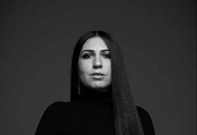 ريم العدل تكشف تفاصيل تصميم أزياء المسرحية كوكو شانيل لشريهان