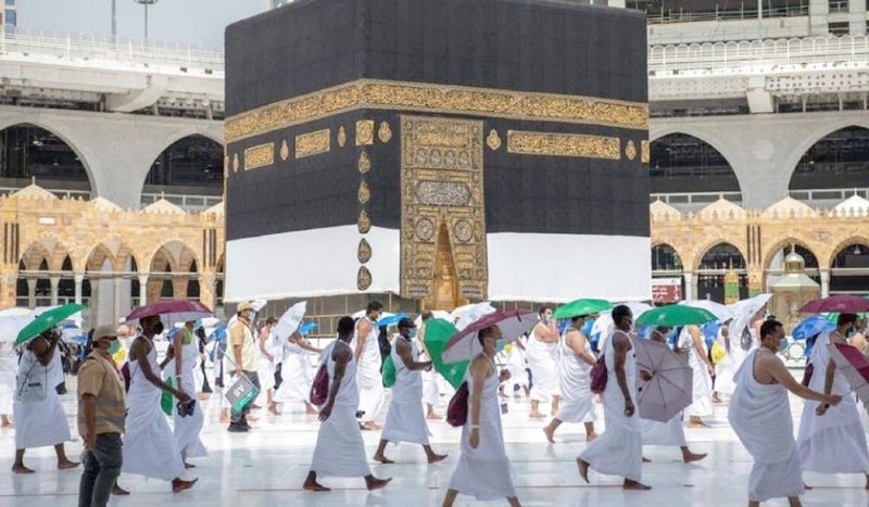 الحجاج يبدأون طواف القدوم وسط إجراءات احترازية