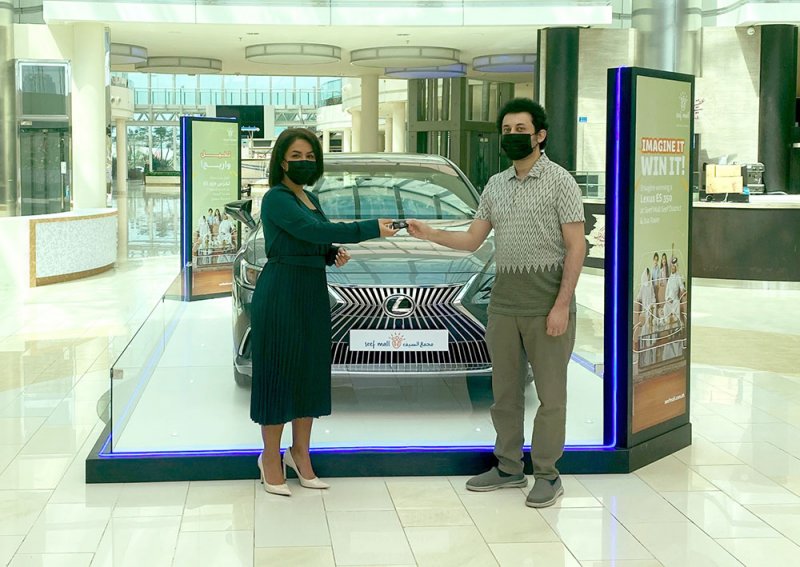 محمود أحمد يفوز بسيارة فاخرة (لكزس ES 350) في أولى سحوبات المتسوقين يمجمع السيف