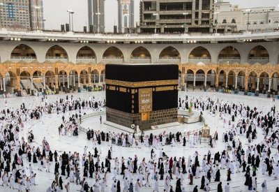 حجاج بيت الله يؤدون طواف الإفاضة
