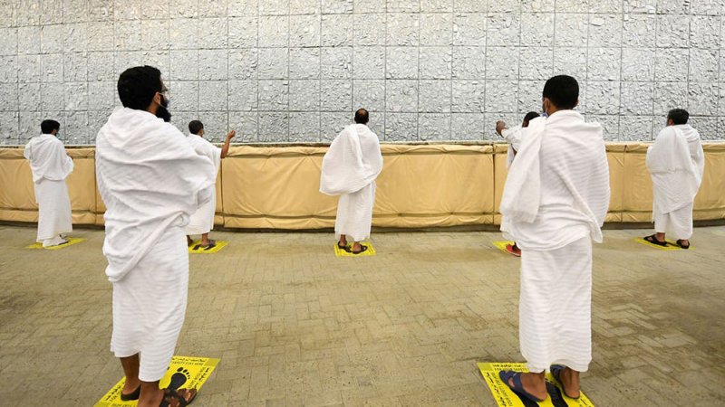جميع الحجاج ينهون رمي الجمرات