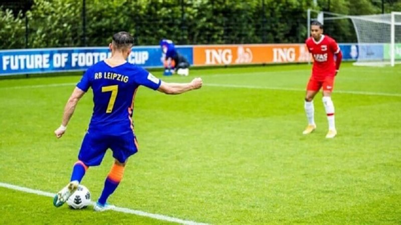 أول تعليق لـ"الفيفا" بشأن إمكانية تقليص زمن المباريات وتنفيذ التماس بالقدم