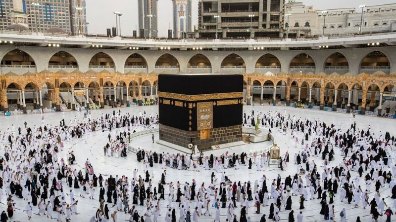 حجاج بيت الله يؤدون طواف الإفاضة