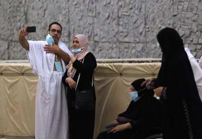 الحجاج يستقبلون أول أيام التشريق في مشعر منى