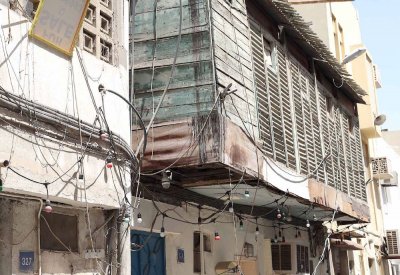 سوق المنامة... أسلاك الموت تتربص بالمارة
