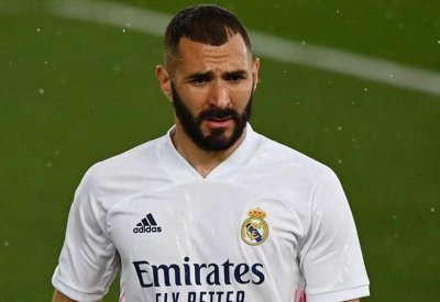 ريال مدريد يعلن إصابة بنزيما بكورونا
