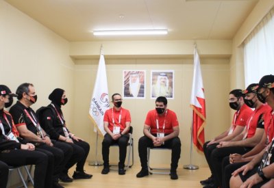 بالصور: عيسى بن علي يزور القرية الأولمبية في طوكيو ويلتقي البعثة البحرينية