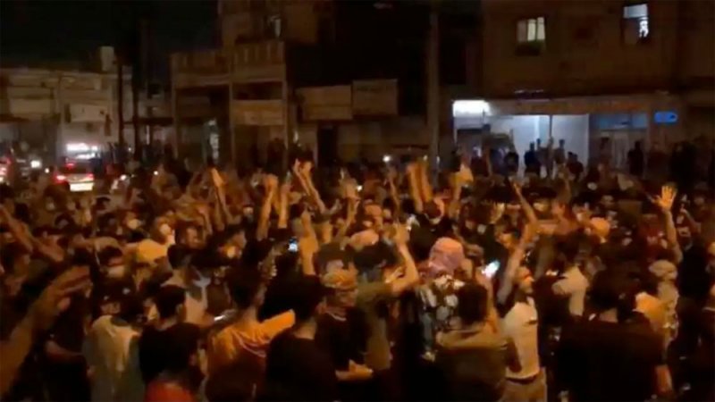 إيران تقطع الكهرباء والإنترنت.. والاحتجاجات مستمرة وتتمدد