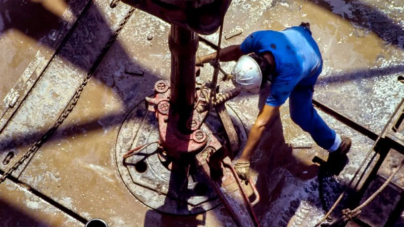شركات النفط الأميركية تزيد عدد الحفارات للأسبوع الرابع على التوالي