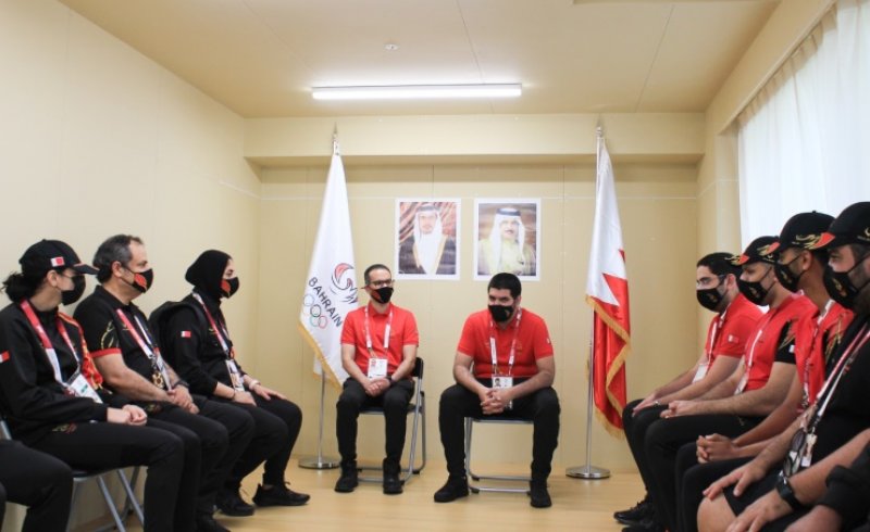 بالصور: عيسى بن علي يزور القرية الأولمبية في طوكيو ويلتقي البعثة البحرينية