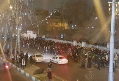 الأهواز.. الاحتجاجات تتوسع وروحاني يعد بفتح السدود