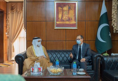سعادة وزير الخارجية يقدم تعازي مملكة البحرين في وفاة رئيس جمهورية باكستان الإسلامية السابق